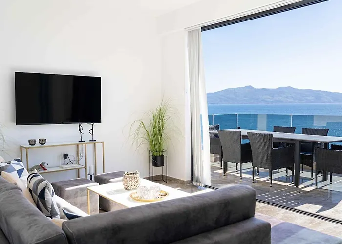 Daire Beachfront Luxury Penthouse