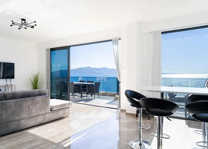 Daire Beachfront Luxury Penthouse *