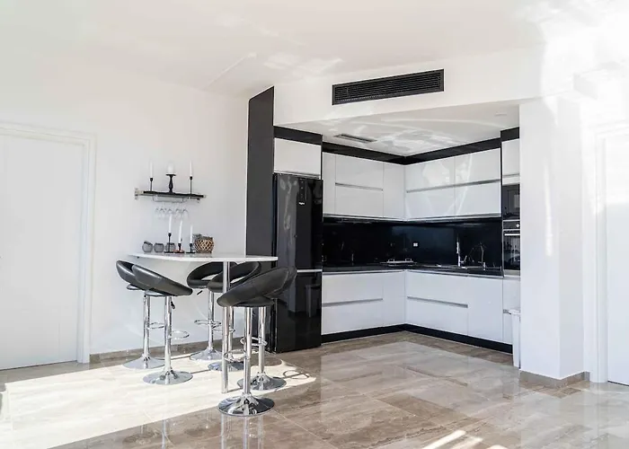 Daire Beachfront Luxury Penthouse