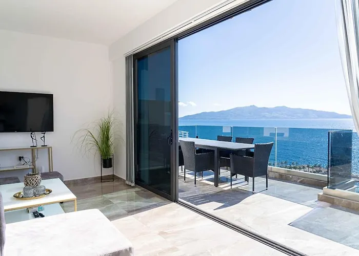 Beachfront Luxury Penthouse Daire Saranda